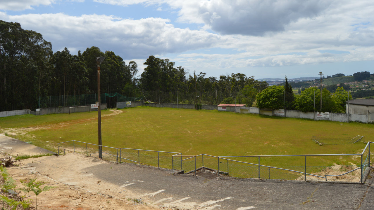 Imagen de las instalaciones actuales del campo de fútbol de Dorrón, en Sanxenxo, que serán reformadas en profundidad. DS