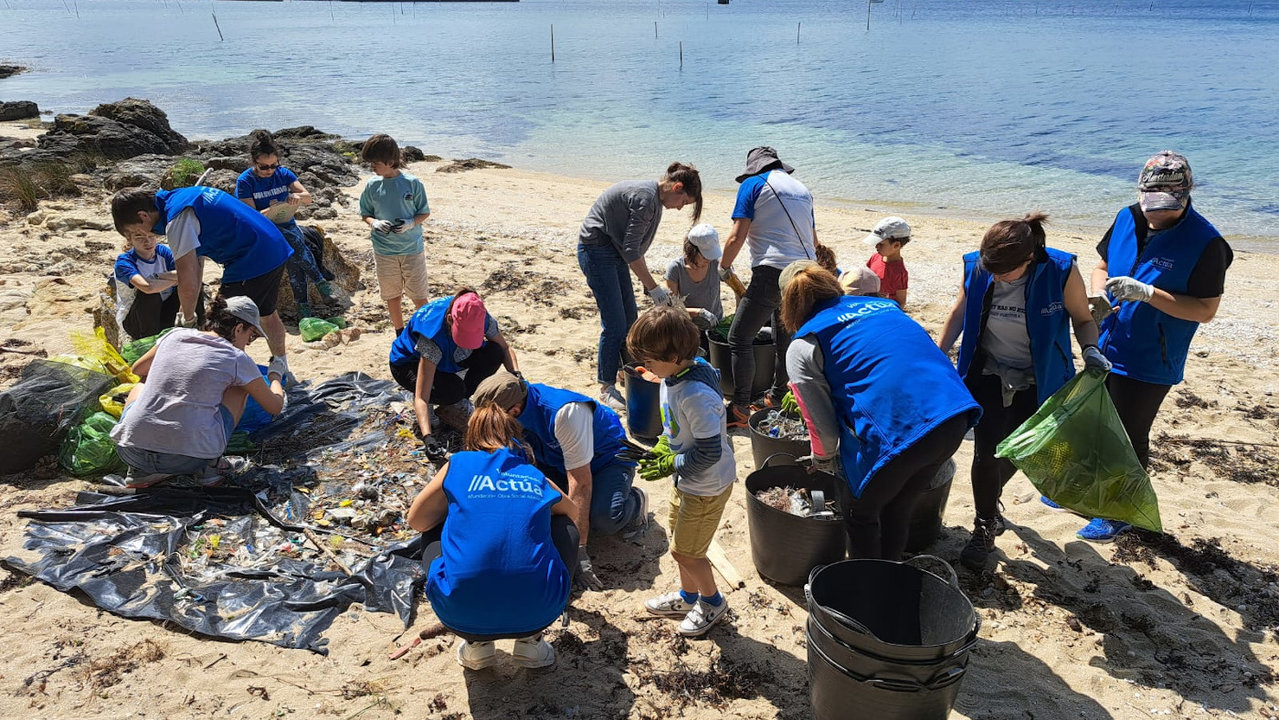 Un grupo de 60 voluntarios retira 262 kilos de residuos de los arenales de Cortegada. DS