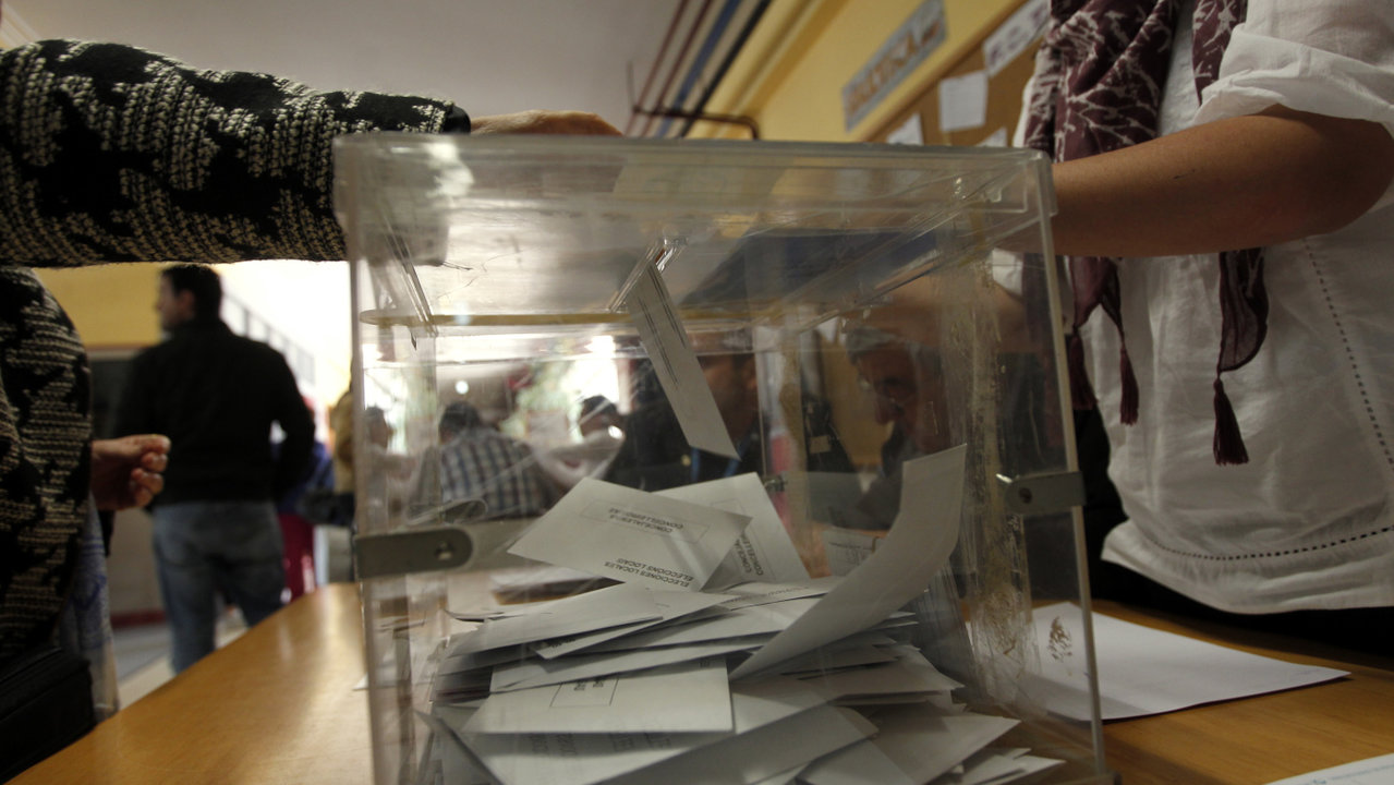  Una persona vota en un colegio electoral. ARCHIVO 