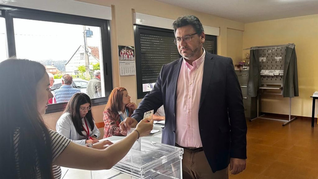 Carlos Vieitez, Alcalde de Meaño, votando en las elecciones municipales deurante el 28-M. DS