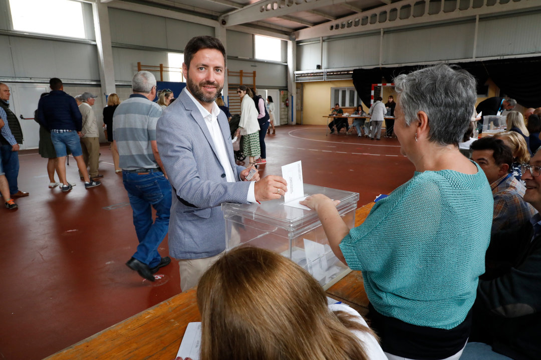 Samuel Lago, alcalde de Cambados, votando en las elecciones municipales de este 28-M. JOSÉ LUIZ OUBIÑA