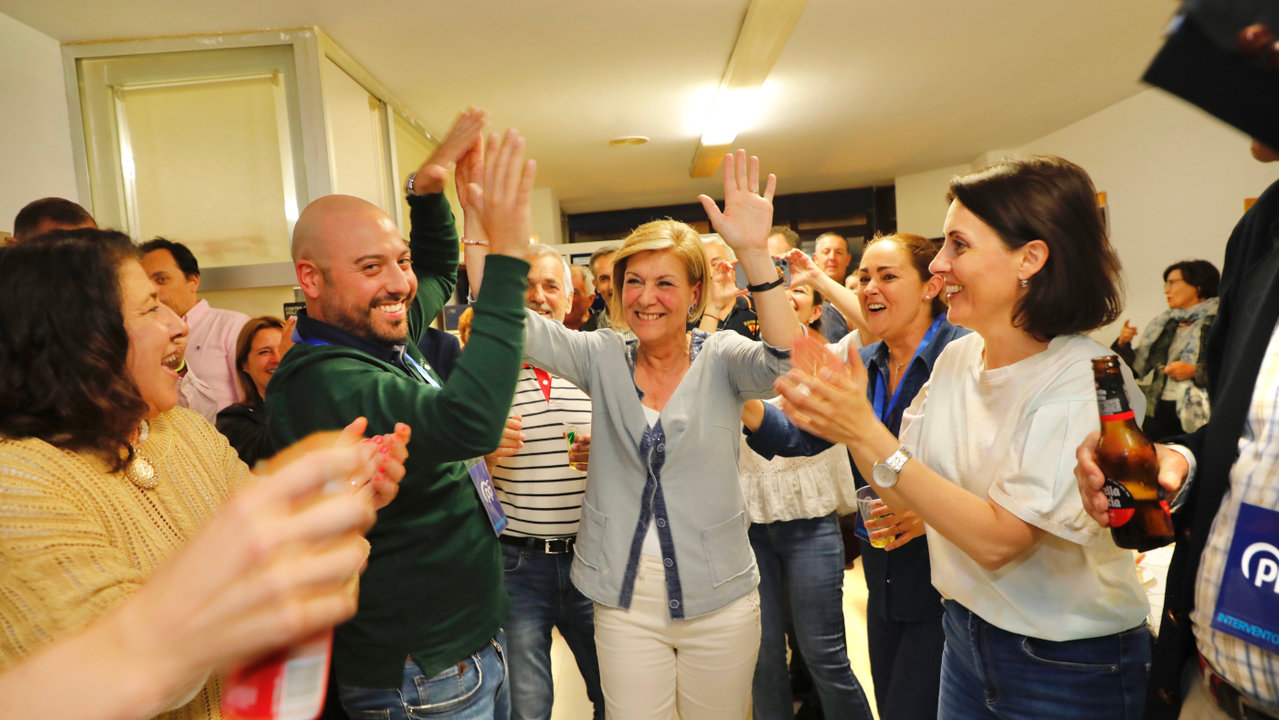 Ana Granja celebrando la victoria del Partido Popular en Vilagarcía. JOSÉ LUIZ OUBIÑA