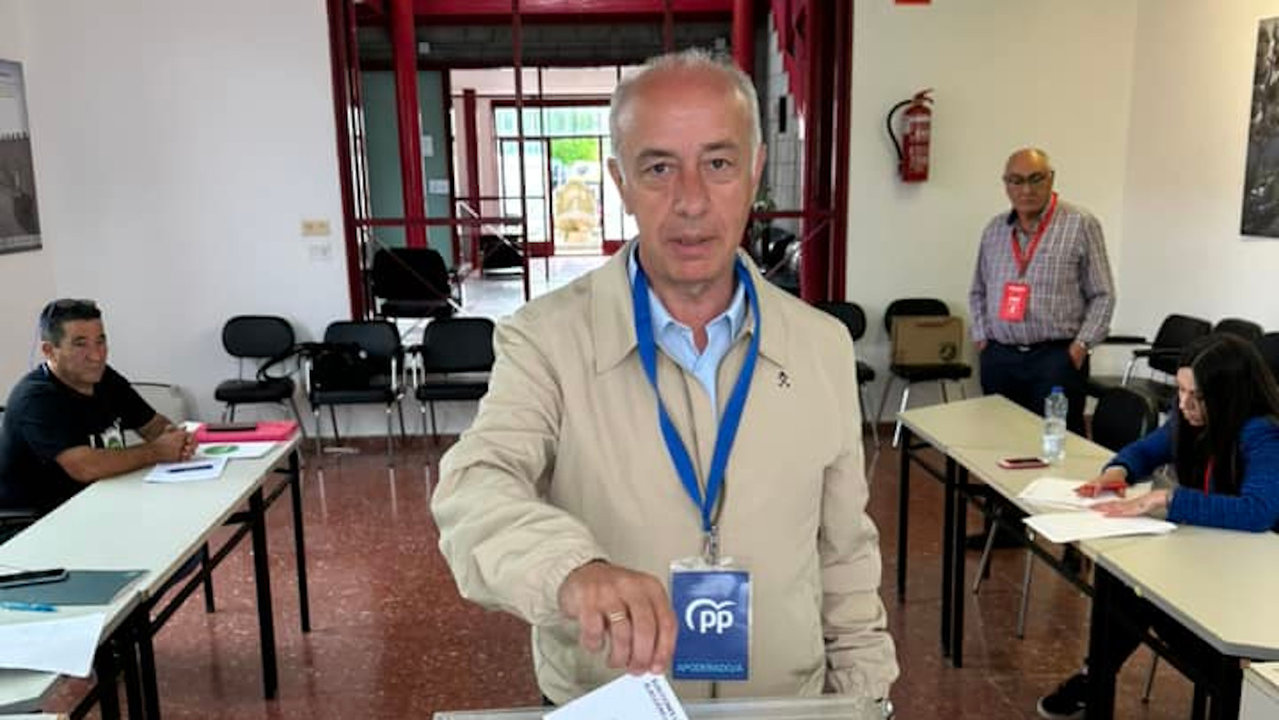 Gonzalo Durán emitiendo su voto en Vilanova durante la jornada electoral. DS