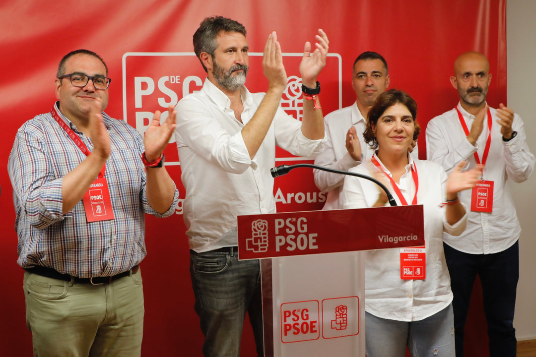 El cabeza de lista del PSOE de Vilagarcía comparece ante los medios tras conocerse los resultados electorales. JOSÉ LUIZ OUBIÑA