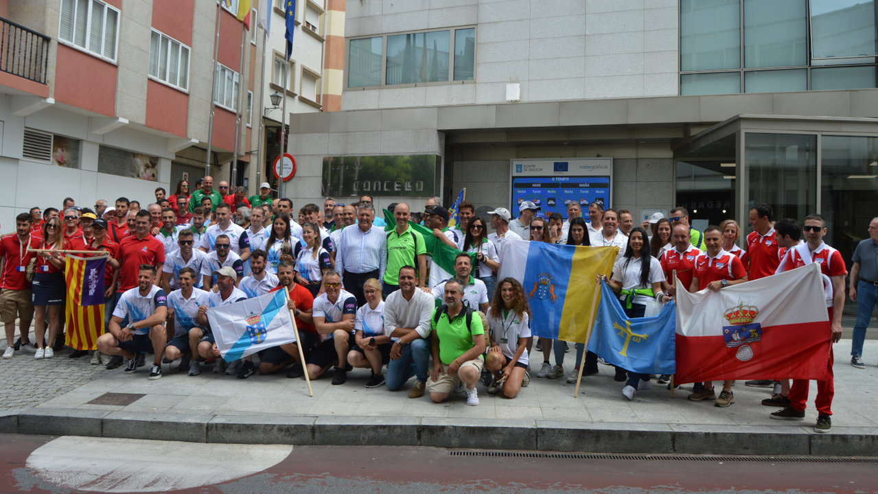 El alcalde, Telmo Martín, junto a los 47 deportistas que participan en el Campeonato de España de Pesca Submarina. DS