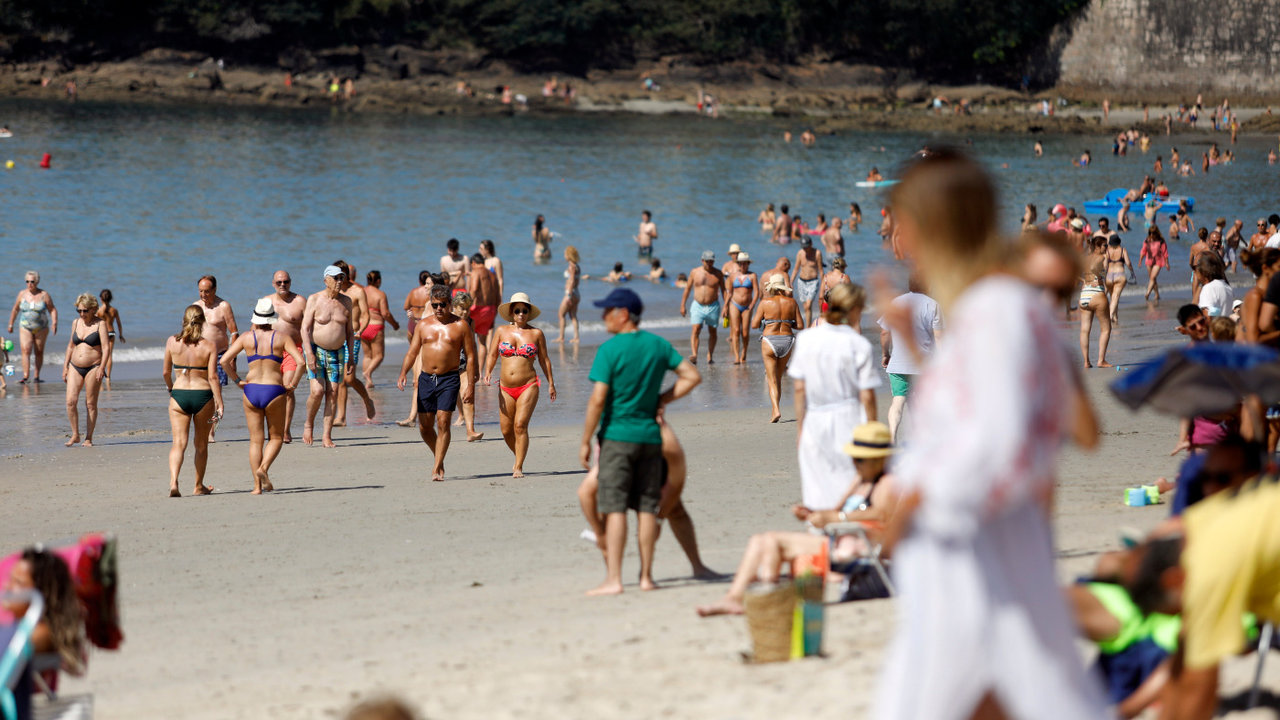 Gente en la playa de Silgar en Sanxenxo. JAVIER CERVERA-MERCADILLO