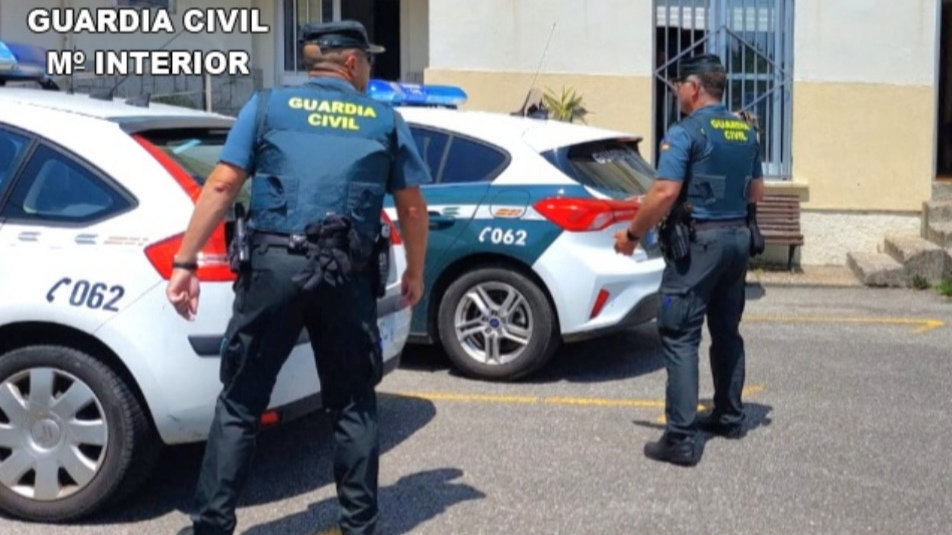 Guardias civiles durante la detención del delincuente. DP