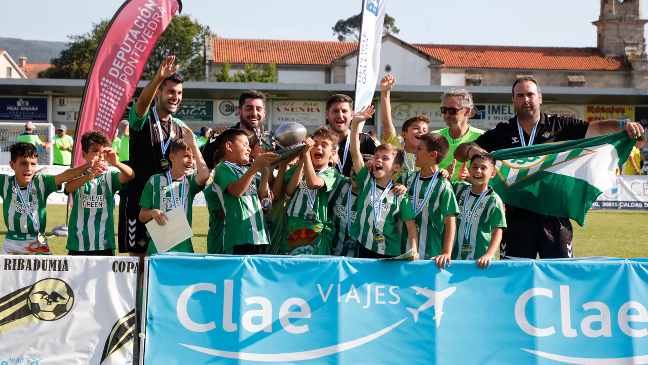 El Real Betis celebra el título de campeón en la Copa Ribadumia-Clae. JOSÉ LUIZ OUBIÑA