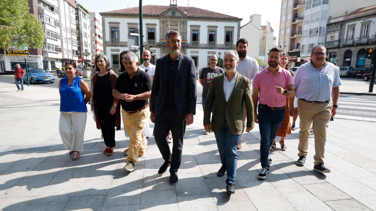 David Regades en su visita a Vilagarcía junto a representantes socialistas de la comarca. JOSÉ LUIZ OUBIÑA