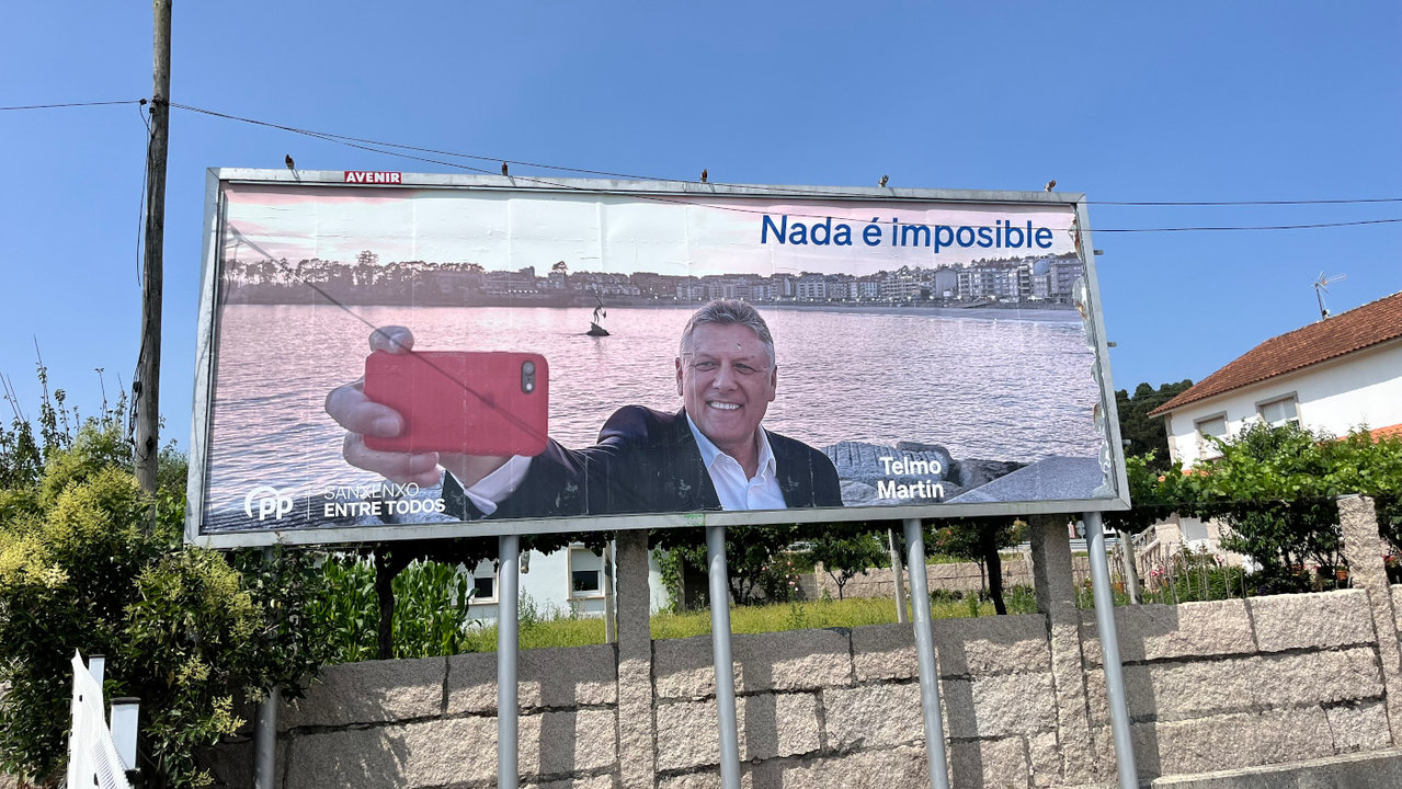 El cartel publicitario tras la retirada del de Hablamos Español, actualmente con una imagen electoral. AMU