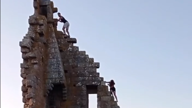  Los turistas escalando la torre. DP 