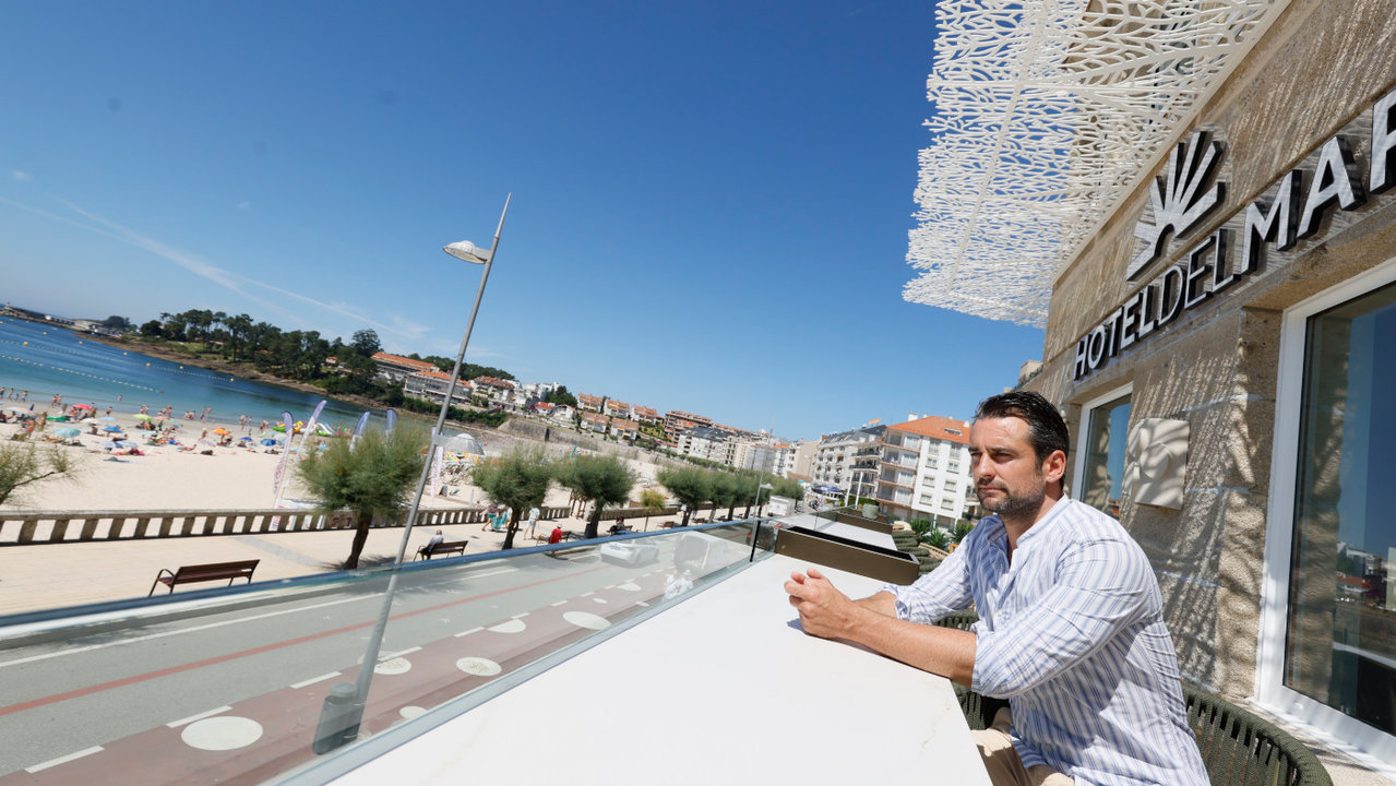El responsable del negocio, Asdrúbal Ferreiro Fernández, en la nueva terraza del edificio. GONZALO GARCÍA