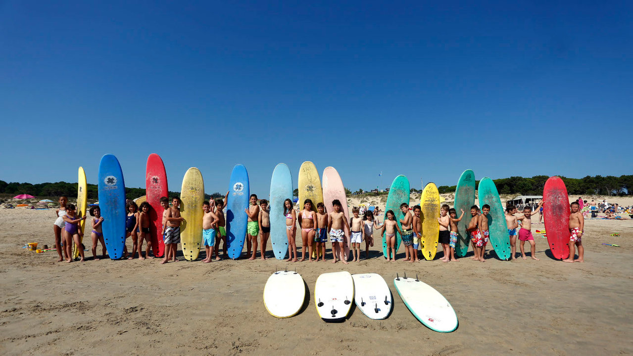 Nenos e nenas nunha clase de surf en Depo Aventura A Lanzada. J. Cervera/Arquivo