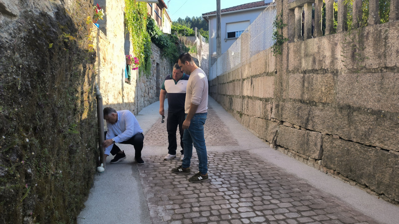 Telmo Martín revisando la canalización del camino renovado junto a Yago Torres
