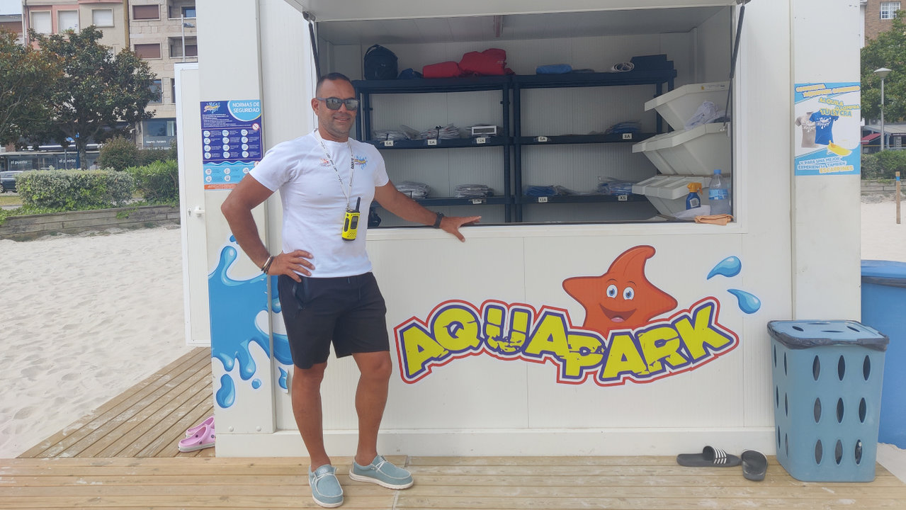Iván Pérez junto a una de las casetas del Aquapark flotante. E.B.
