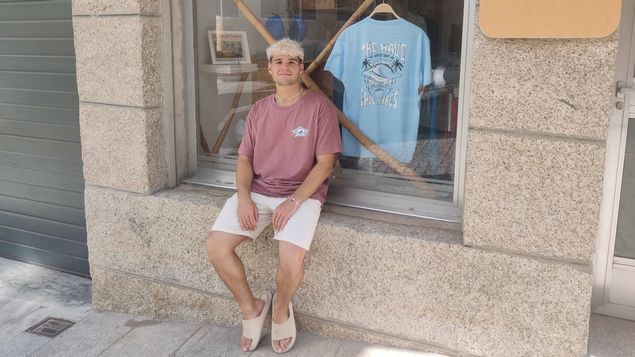 Nico López junto a su tienda poco antes de abrir puertas por primera vez. E.B.
