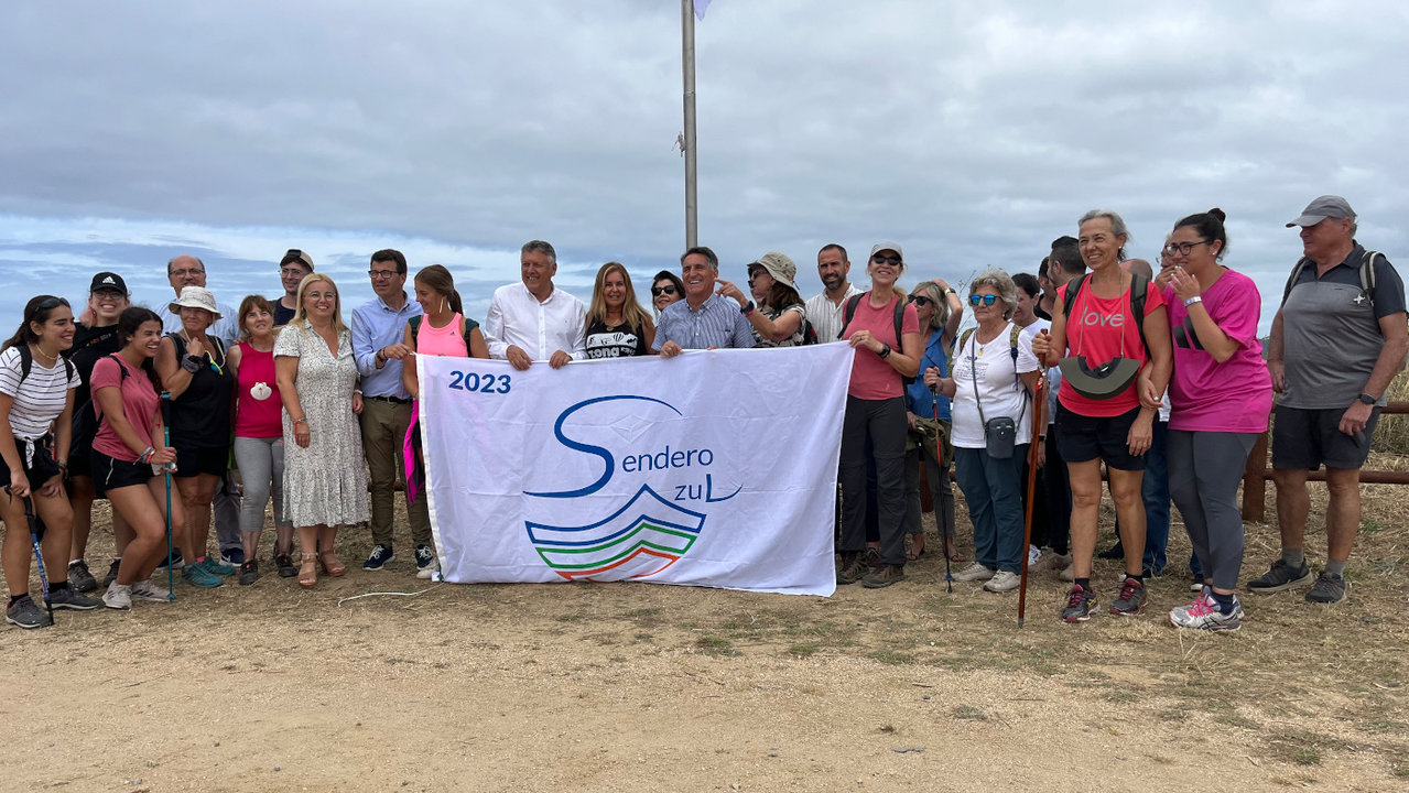 Representantes del Concello, del sector turístico y de Adeac izaron la bandera en el Sendero Mágico junto a peregrinos que mostraron su apoyo. A.M.U.