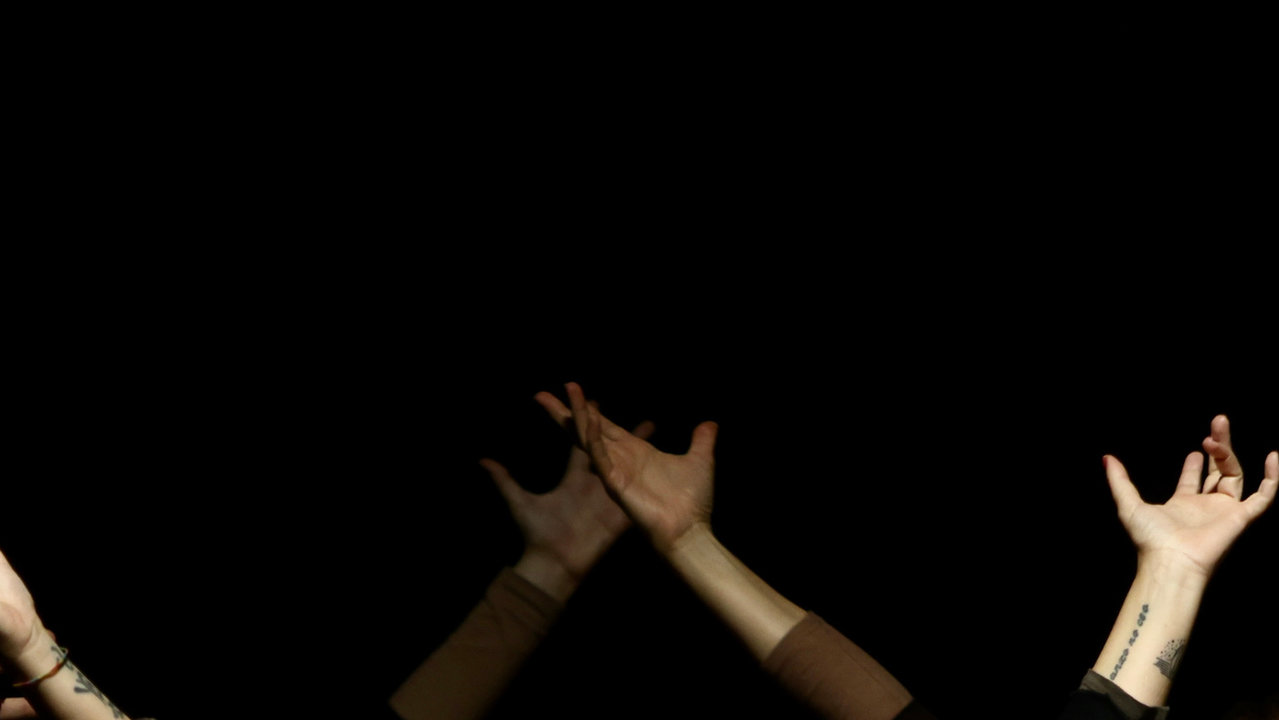 Mans alzadas durante unha representación teatral. DS