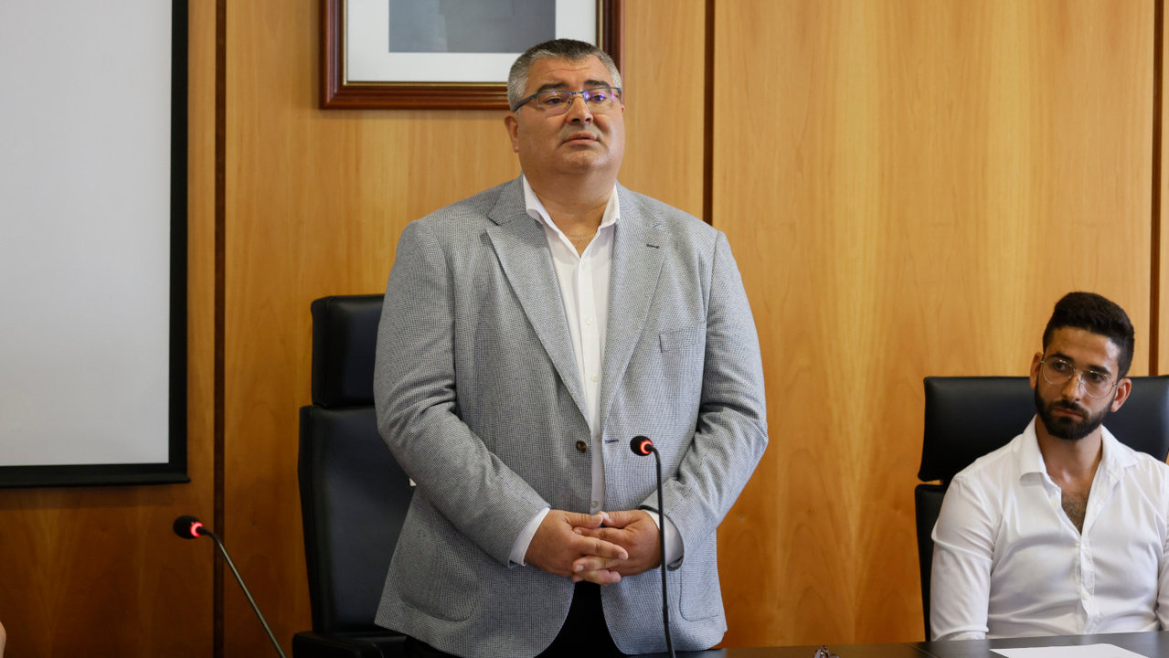 O alcalde de Ribadumia, David Castro, no pleno de investidura. GONZALO GARCÍA