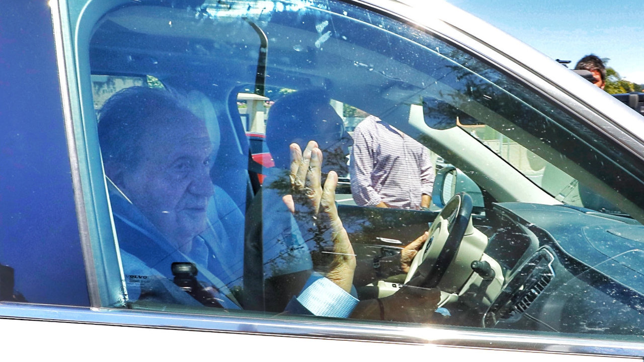 Juan Carlos I saluda en su llegada a la casa de Pedro Campos. JAVIER CERVERA-MERCADILLO