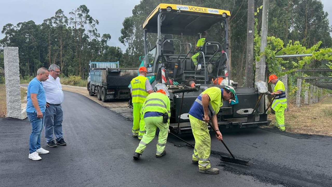 As obras de pavimentación na zona de Cabanelas xa están a executarse. DS