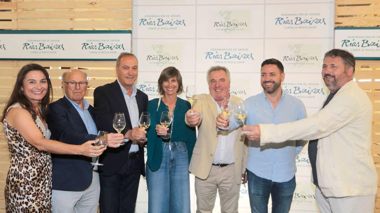 As autoridades brindan na edición deste ano do Tunel do viño na Festa do Albariño en Cambados. DS