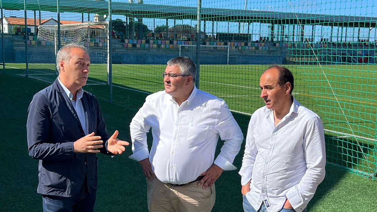 Agustín Reguera, David Castro e Daniel Benavides durante a súa visita ao Campo de Fútbol de A Senra en Ribadumia. DS