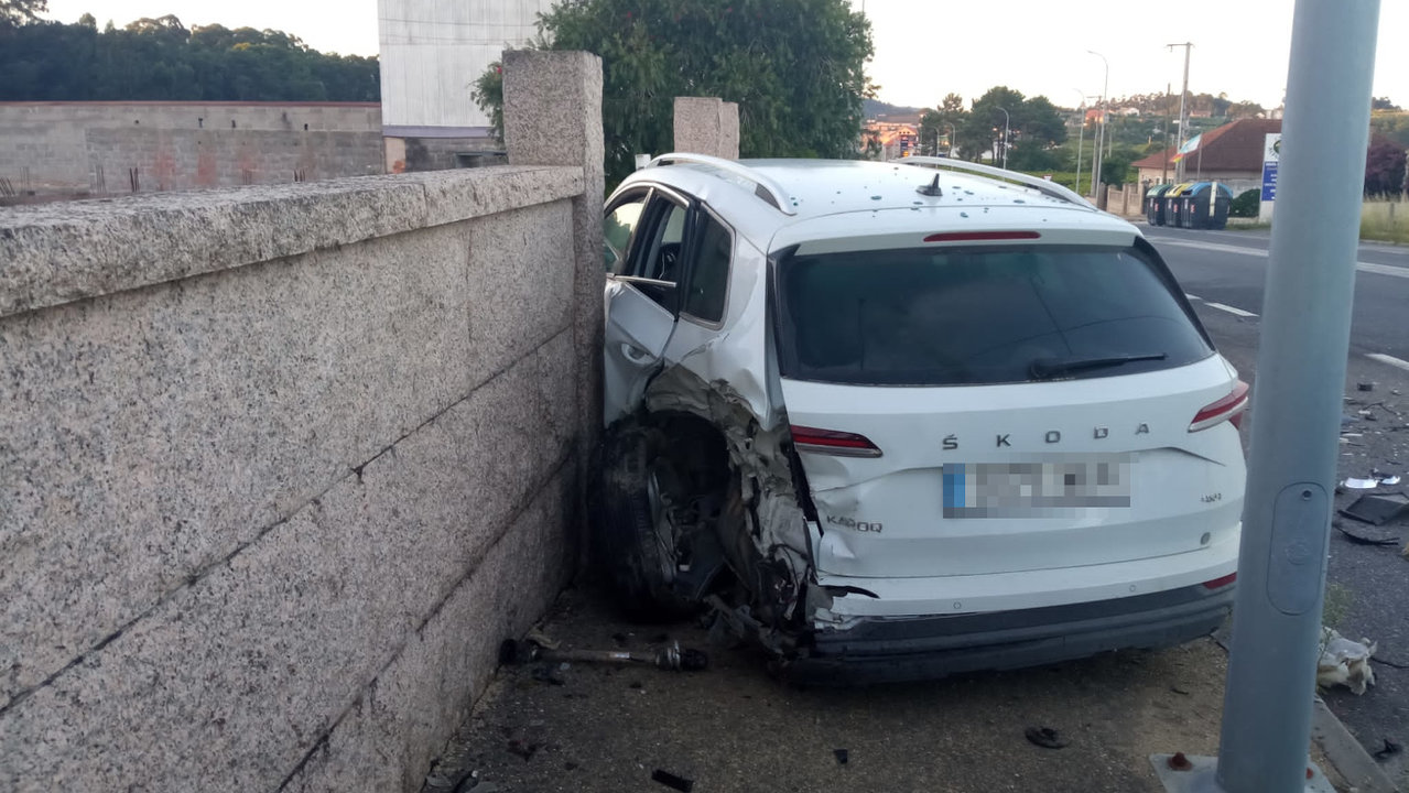 Uno de los coches implicados en el accidente en Pontevedra. CEDIDA