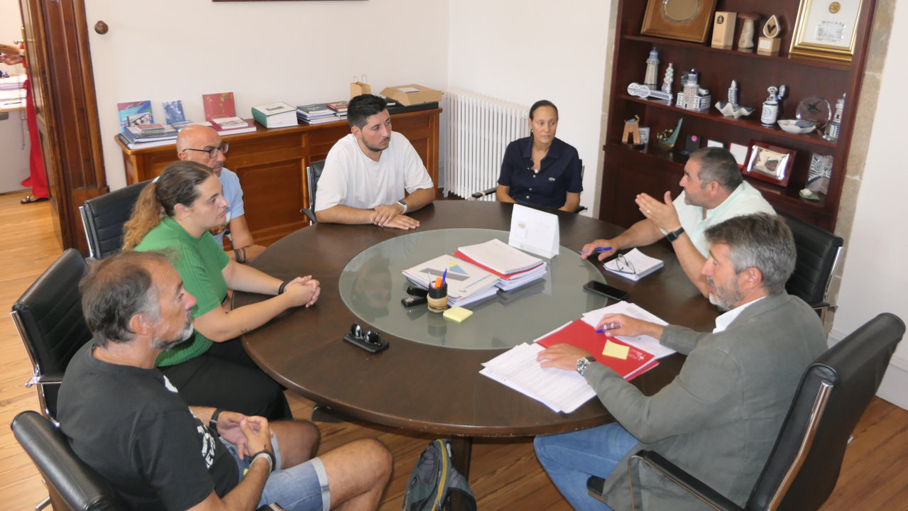 Reunión de Alberto Varela cos representantes da asociación veciñal de Carril. DS