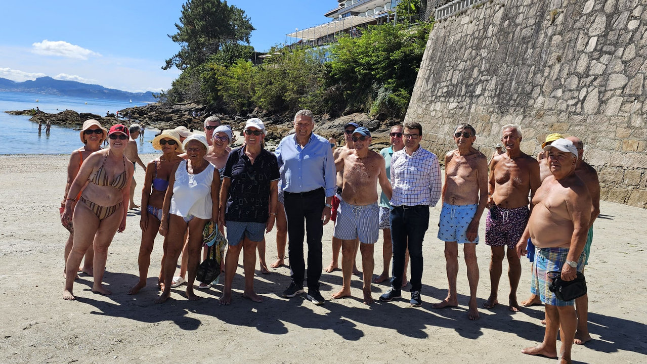 Telmo Martín junto a los usuarios de gimnasia de mantenimiento en la playa de Silgar de Sanxenxo. DS