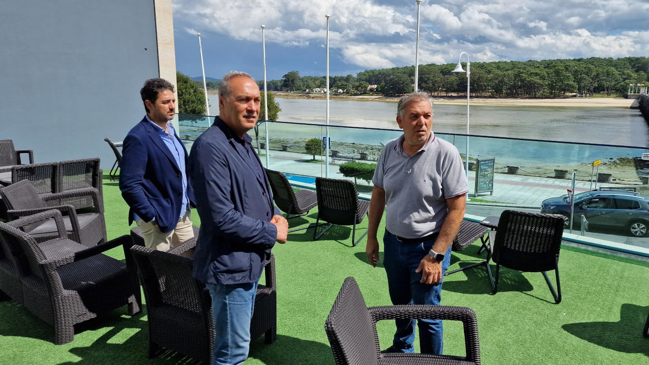 O delegado territorial da Xunta, Agustín Reguera, visitou este luns o Hotel Puente de la Toja, de O Grove. DS