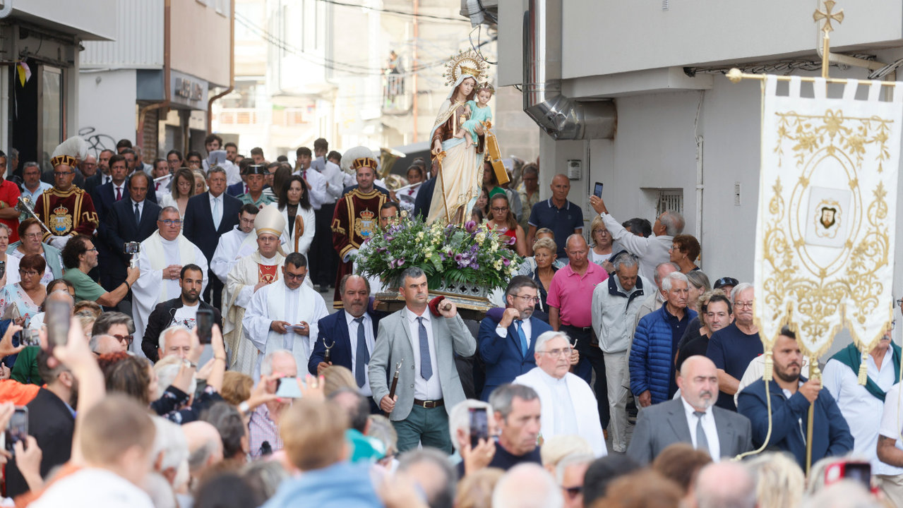 Decenas de personas participaron ayer en las celebraciones en honor a la Virgen del Carmen Sanxenxo. GONZALO GARCÍA