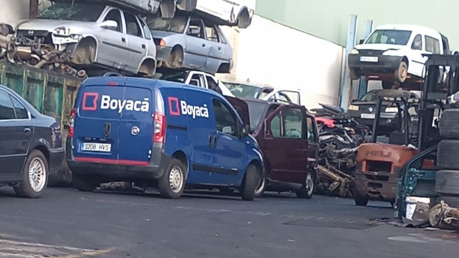  La furgoneta robada en Pontevedra fue vista en un desguace de Cambados. DP 