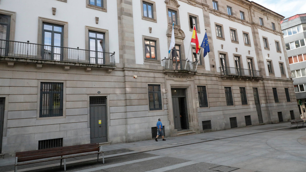 Entrada de la Audiencia Provincial de Pontevedra. JOSÉ LUIZ OUBIÑA (ADP) (ARCHIVO)