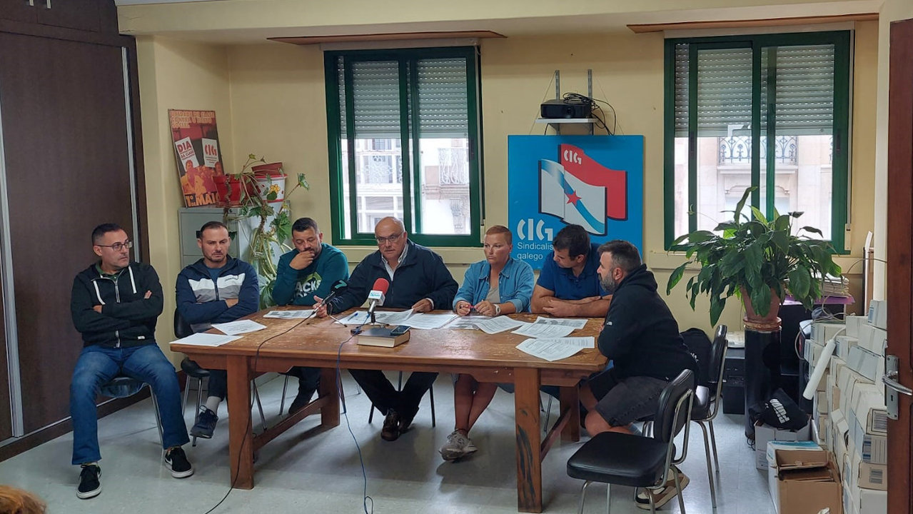 Representantes da CIG de todo o Salnés compareceron este martes na central de Vilagarcía. DS