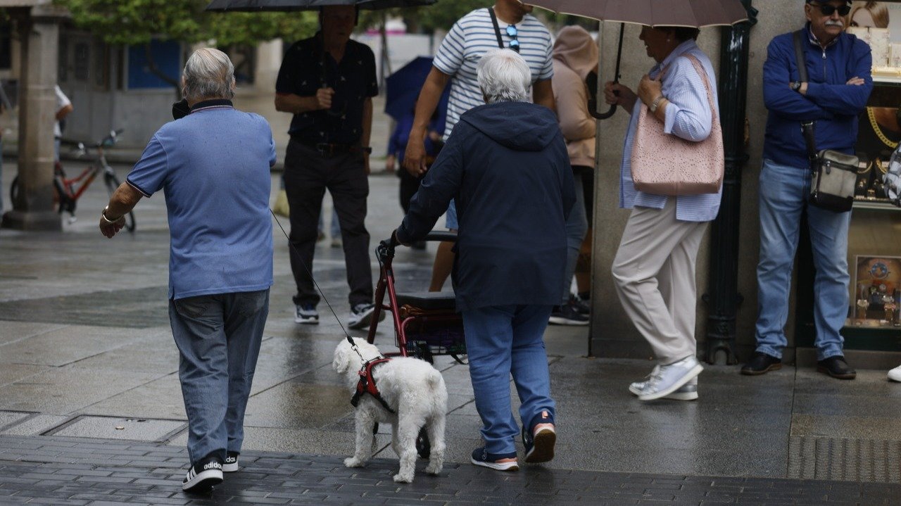  Personas mayores de paseo por Pontevedra. GONZALO GARCÍA 