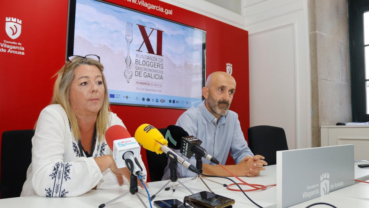Beatriz Sotelo (Petiscos Galegos) junto a Álvaro Carou en la presentación de la Xuntanza Bloguers gastronómicos de Galicia. ANXO LORENZO