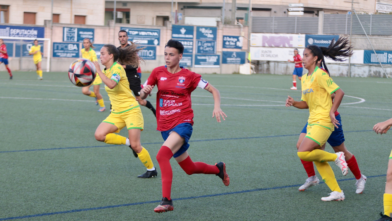 Eva López lucha un balón en el encuentro entre el Umia y el RC Deportivo B. RAFA FARIÑA