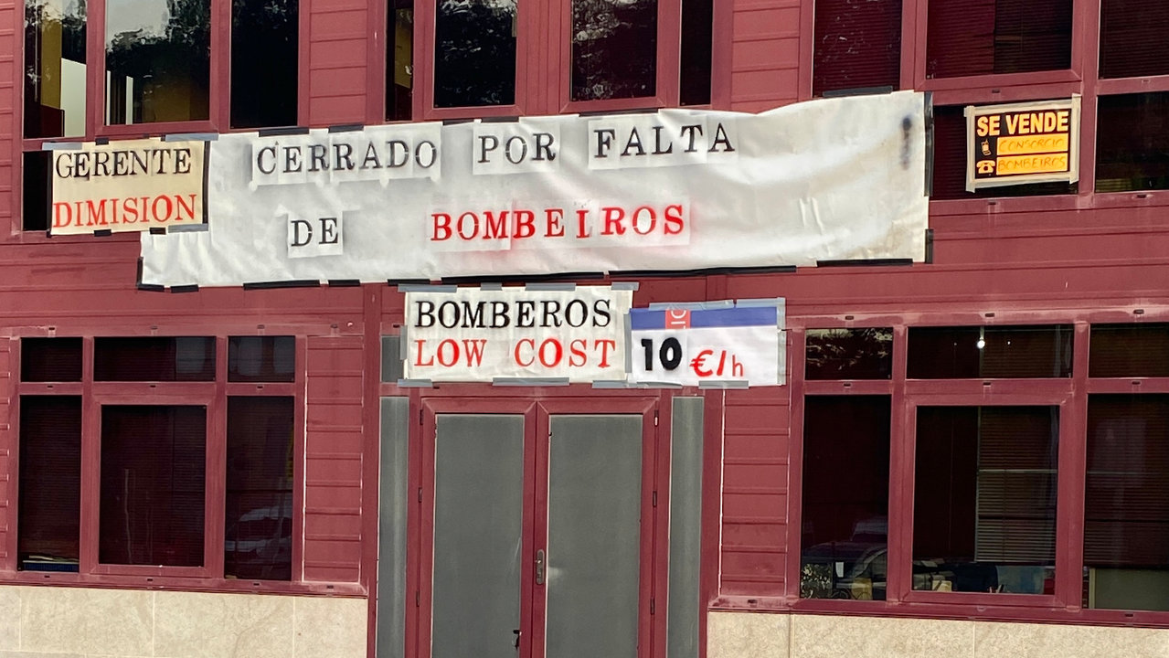  El parque de bomberos de Vilagarcía, cerrado el pasado mes de mayo con carteles de protesta por la falta de profesionales. J.L. OUBIÑA (ADP) 