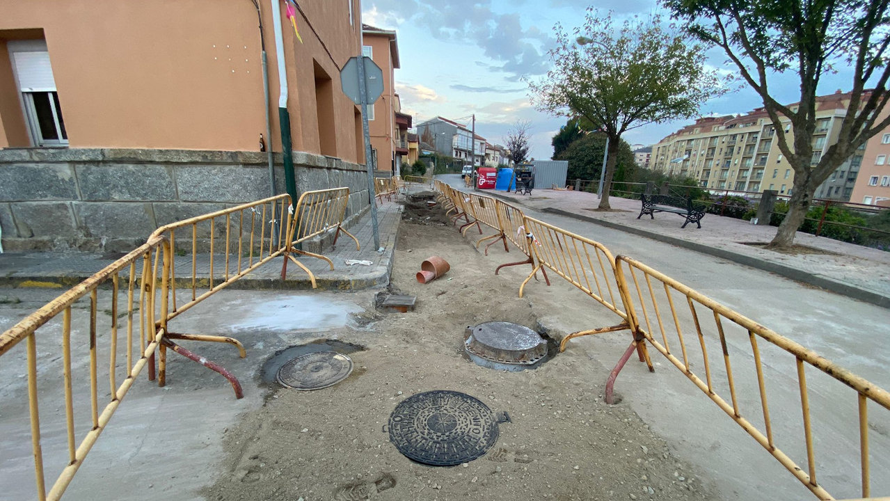 Obras no saneamento da rúa Castro en Trabanca Sardiñeira Vilagarcía