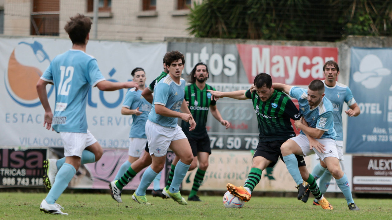 Jugadores del Villalonga y del Allariz disputan por un balón. JOSÉ LUIZ OUBIÑA