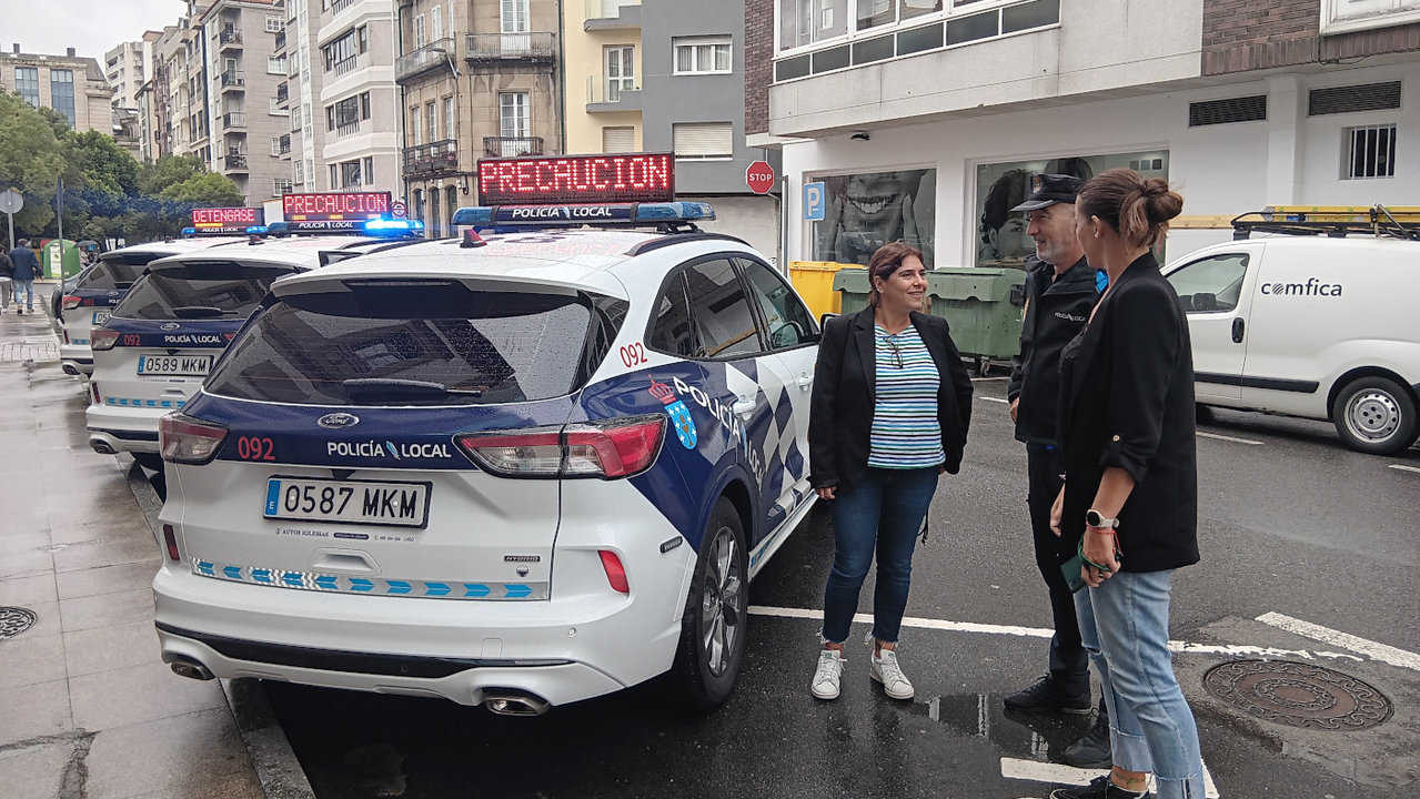 Tania García e Paola María xunto a un dos axentes e os novos coche patrulla da Policía Local de Vilagarcía. DS