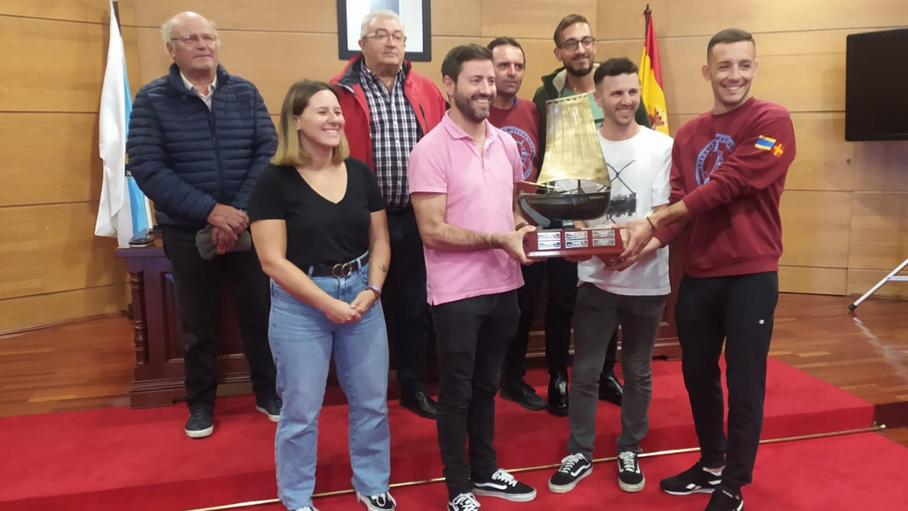 O alcalde de Cambados recibe o trofeo do primeiro clasificado de Desafío Arousa. DS 