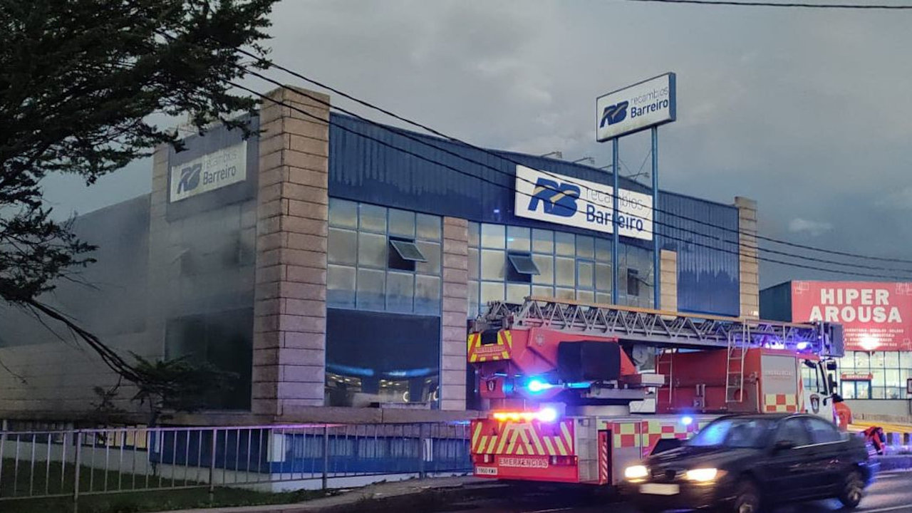 El servicio de Emerxencias actuando en el incendio de la nave de la recta de Rubiáns en Vilagarcía. DS