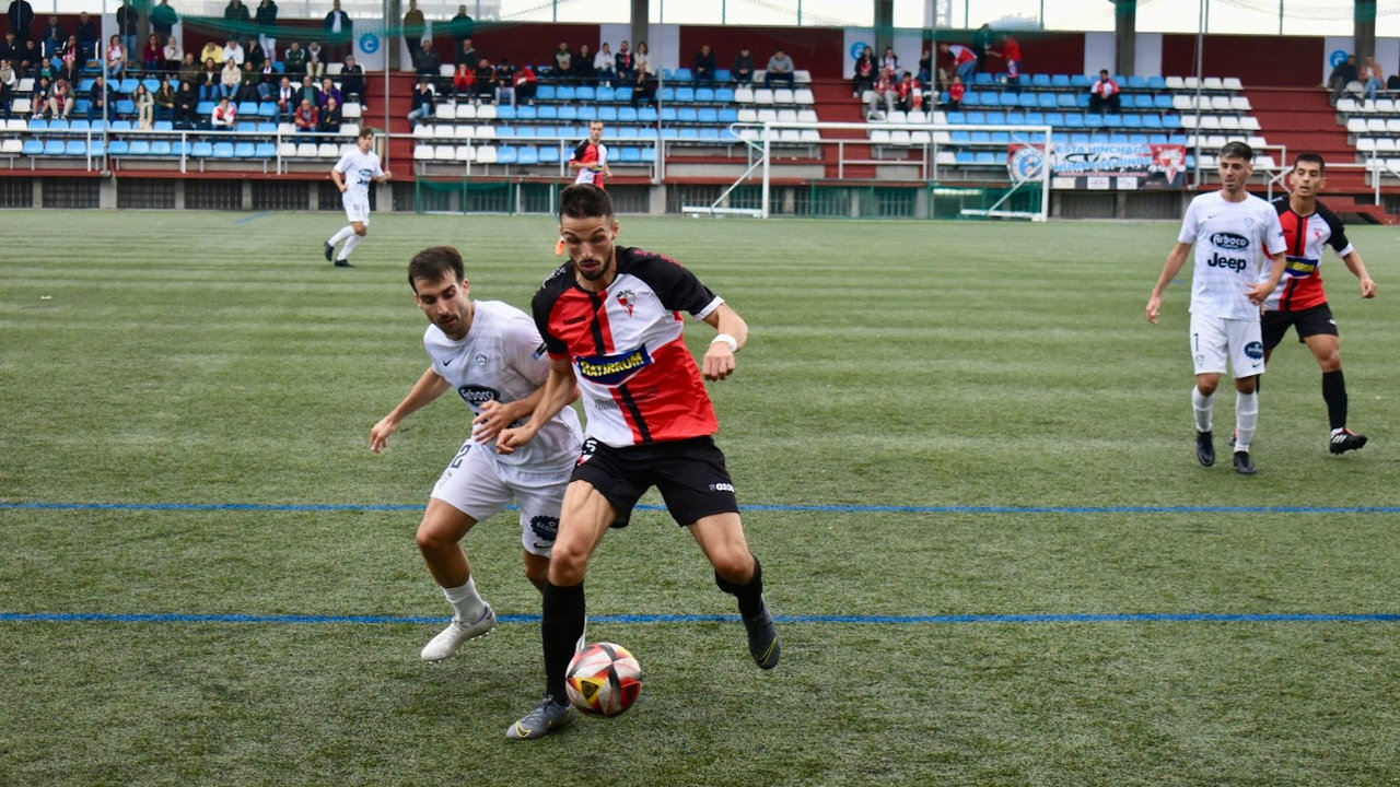 Martín Sánchez controla un balón ante la presión de un jugador del Silva-Arosa. AROSA SC