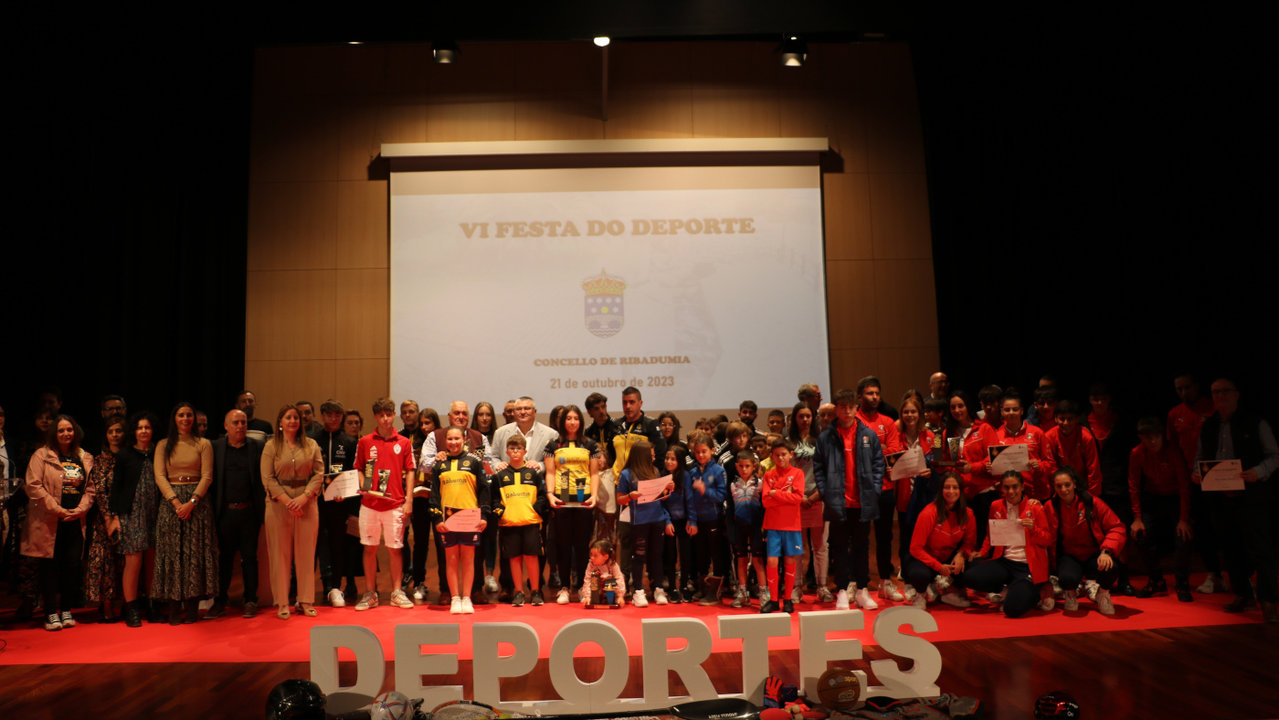 Foto de familia dos finalistas e gañadores da VI Festa do Deporte de Ribadumia. DS