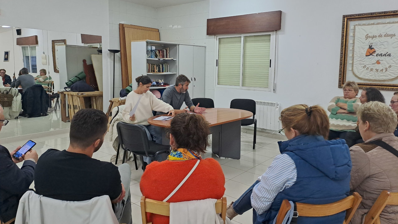 Reunión do executivo coa veciñanza de Cornazo en Vilagarcía. DS