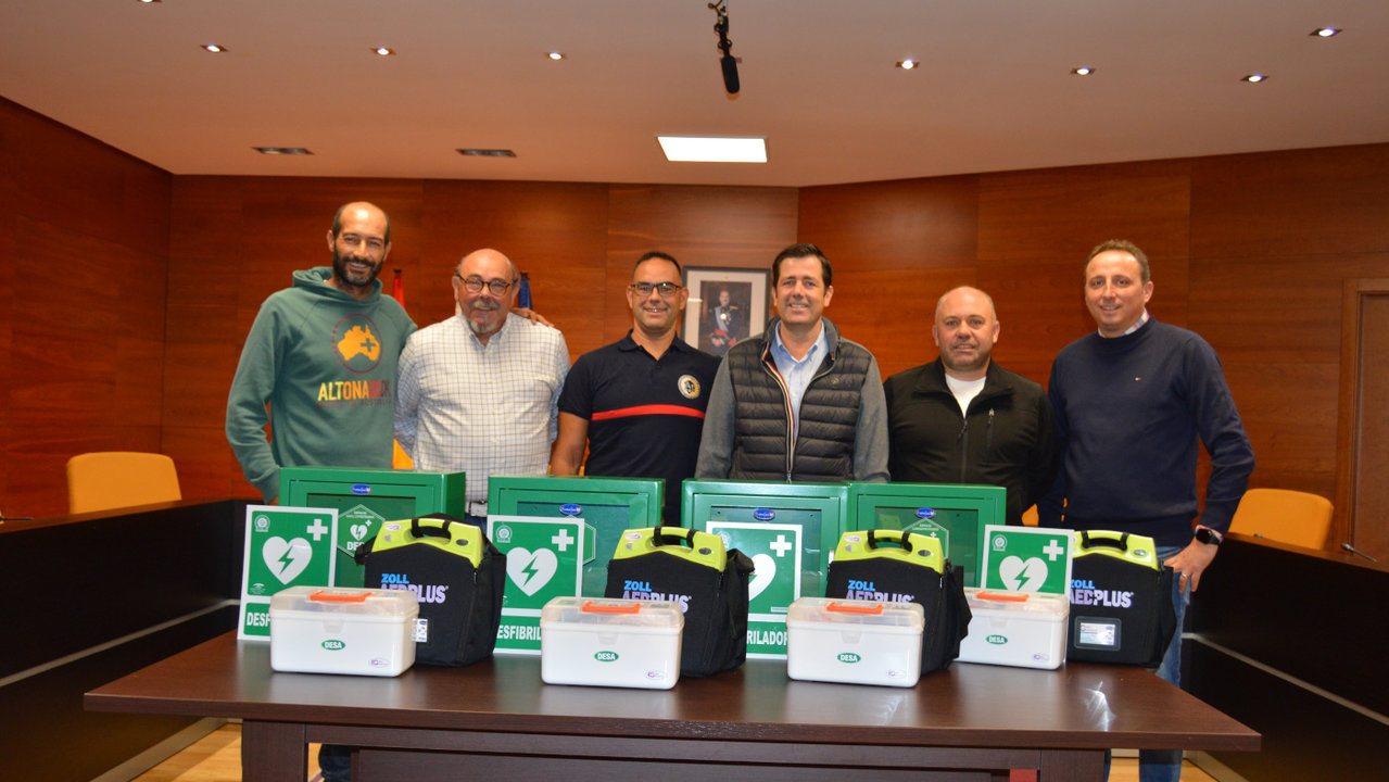 El edil de Deportes junto a los representantes de los clubs de Sanxenxo. DS