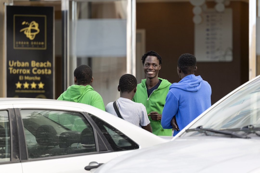 Migrantes delante de un hotel de Torrox (Málaga). EFE