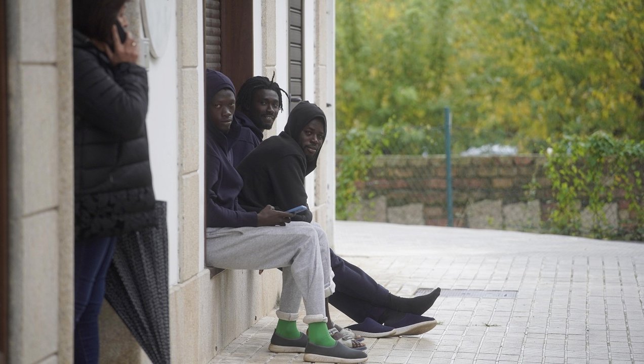Varios inmigrantes desplazados desde Canarias en el albergue Sendasur, a 31 de octubre de 2023, en O Porriño. EFE